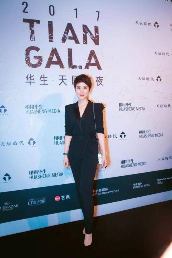 明星时尚大比拼,海清总裁范十足,杨幂可爱细腻,张天爱时尚利落