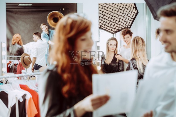 时尚造型师与模特照片摄影图片