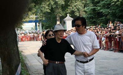 各界朋友沉痛送别候耀文先生