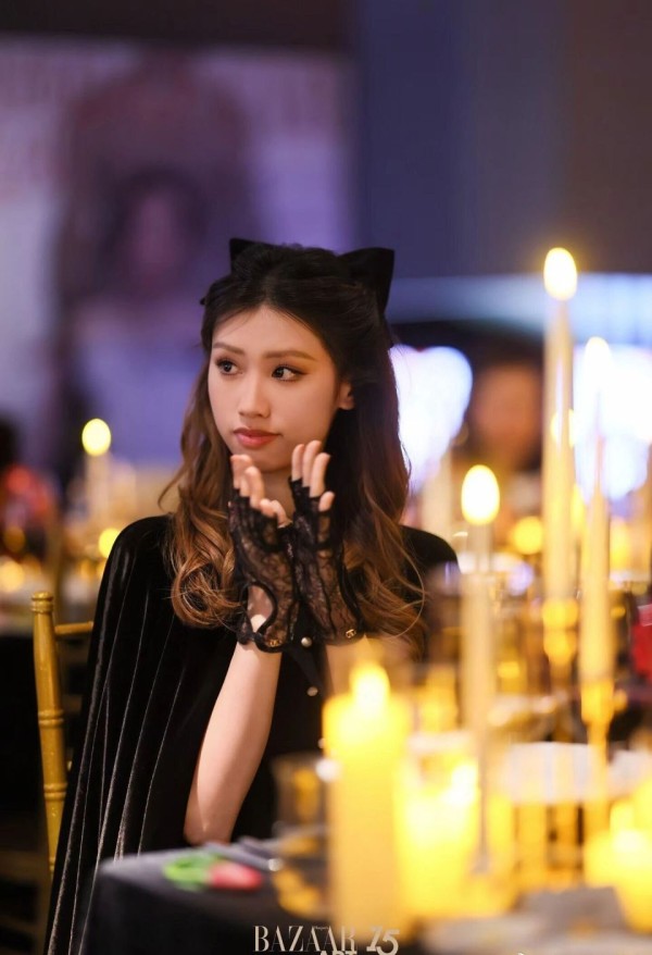 冯小刚携徐朵亮相芭莎盛典，21岁养女宛如亲生、气质蜕变引全网热议