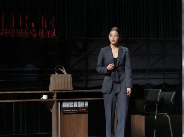 陪睡陪玩只是冰山一角!王家卫被曝后,白百何郝蕾也参战,都不遮掩了