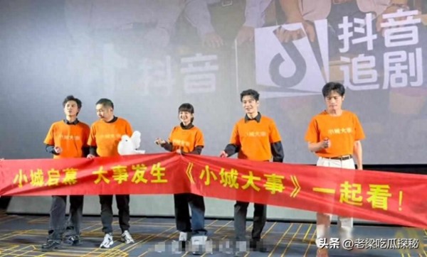 赵丽颖站台上笑得僵黄晓明撑场子累到脱妆观众却说“这才是真话”