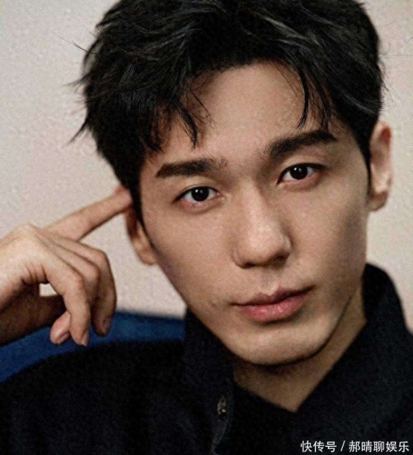 母亲是著名演员，父亲竟留有上亿家产，他却甘愿跑龙套整整十年