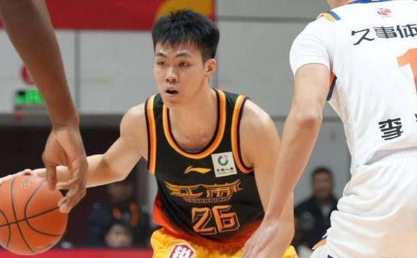 新秀打穿首钢防线！全明星首发实至名归 周琦曾凡博成背景板？