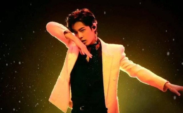 流量资本共舞:粉丝经济下的艺人选择与行业生态