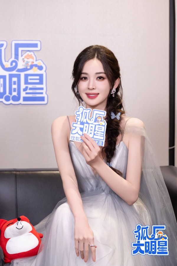 狐厂大明星｜娜扎爆侯明昊拍吻戏笑场 和程潇互换宠物衣服