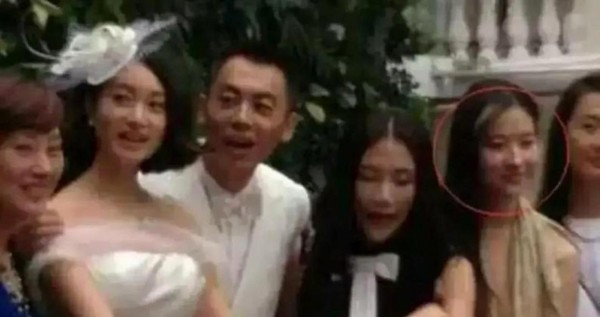 朱亚文递水,刘亦菲破天荒接了,三人朋友圈常年置顶却不蹭热度,娱乐圈缺的不是热搜,而是真情厚意的友情