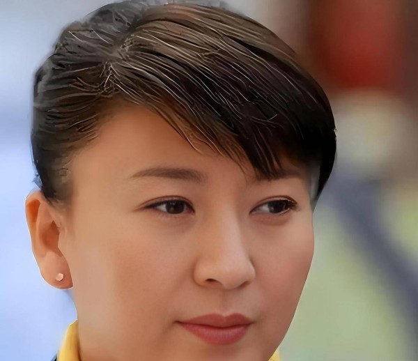 官媒锐评闫学晶怼网友,“酸黄瓜”风波引发酱品下架,韩红20年公益成照妖镜