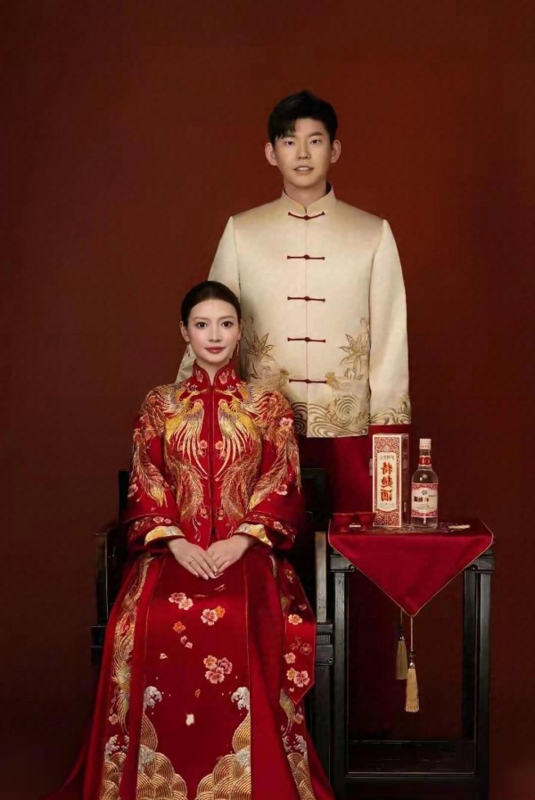 国羽明星黄雅琼与刘雨辰的幸福婚礼：中西合璧的典范