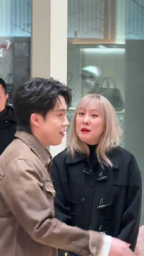 王楚钦昨晚LV活动,王晨策戴上帽子也一直跟在身边