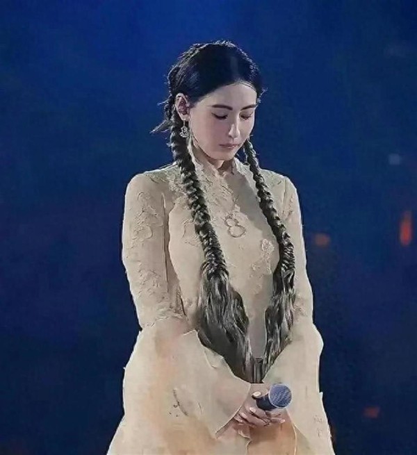 不愧是香港最后的美人！张柏芝现身林家谦演唱会状态封神