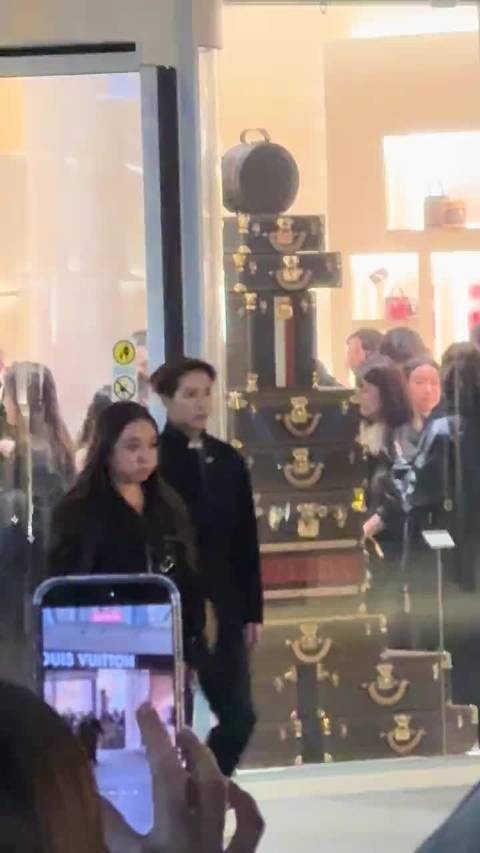 王嘉尔穿LV展现顶奢气场，骨相优越贵气十足