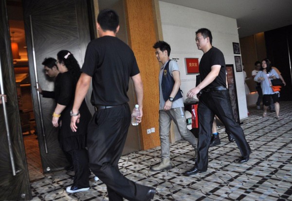 王嘉尔被捏脸事件暴露了什么？明星安保漏洞何时能堵住？