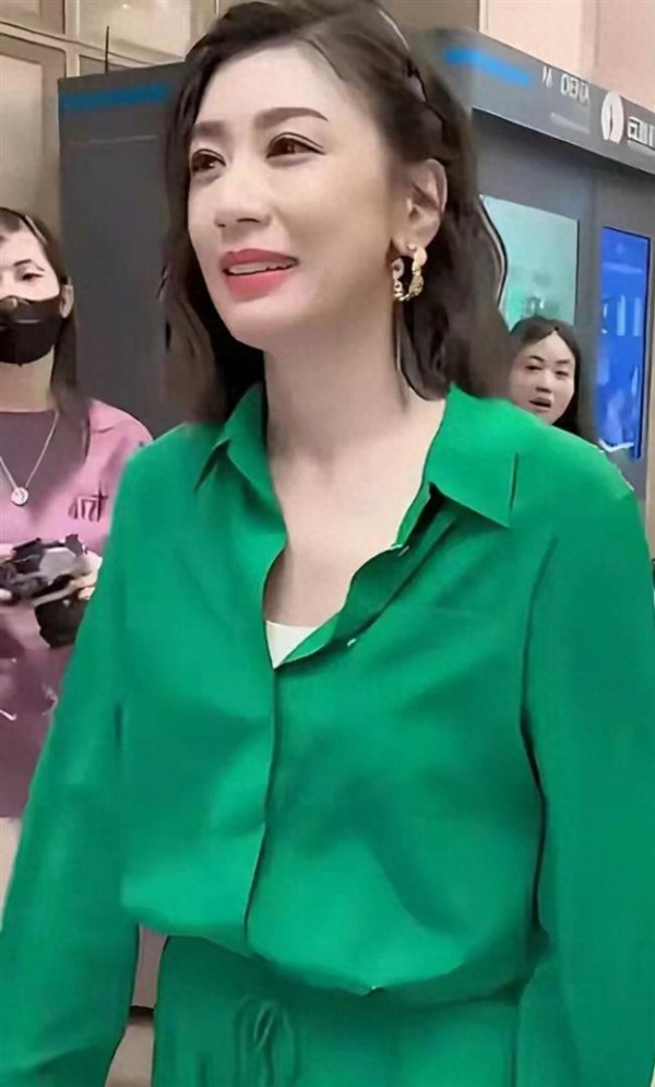 偶遇50岁贾静雯，真实颜值长这样，并没有网上说的那么美