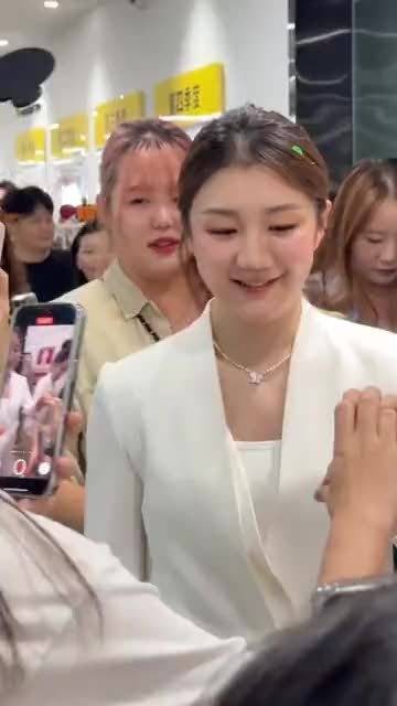 不愧是陈梦!奥运冠军的气质就是不一样,又美又温柔,太戳人了!