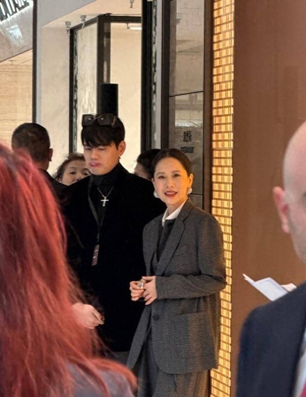 海清元旦在家请客包饺子，北京豪宅装修大气，她戴围裙熟练擀饺皮