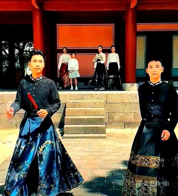 追星粉丝的情感漩涡：从支持到反思