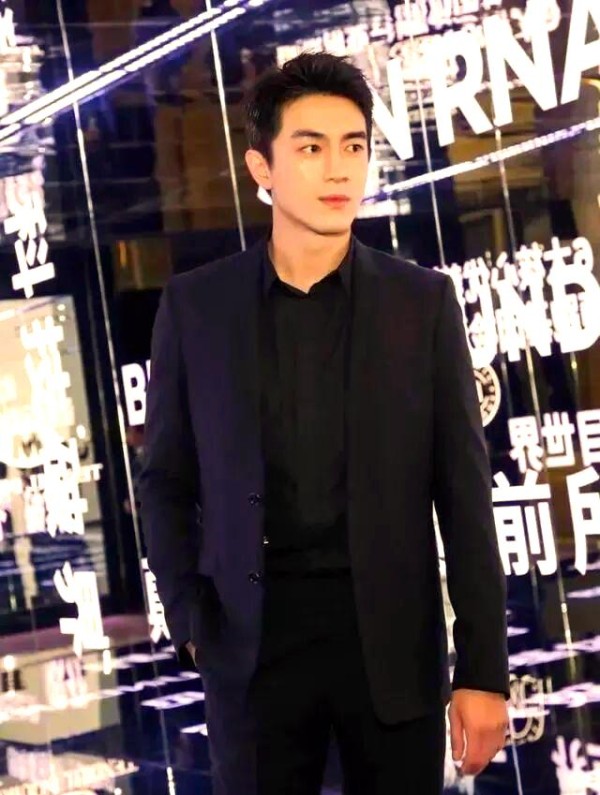 明星背后的故事：情感、传闻与合作的真相