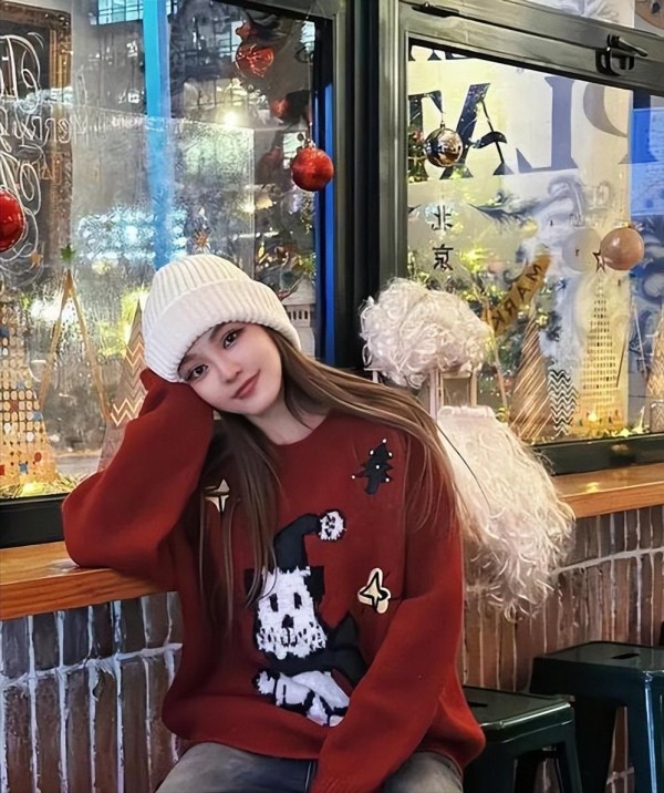 她每年都晒家里的圣诞树，今年圣诞树更霸气，全是糖果甜品的造型