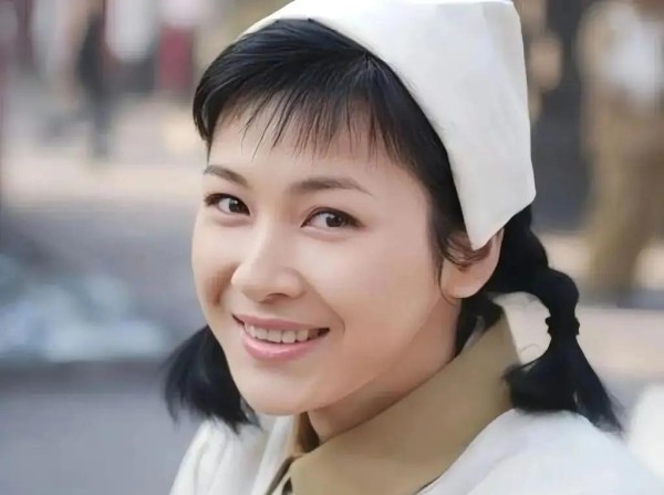 46岁童蕾近况曝光！老公被判刑欠下1.4亿债务，带女儿回农村生活