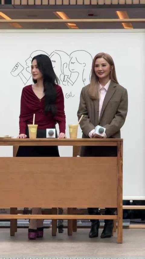 44岁阿娇与43岁阿Sa同框展现岁月沉淀