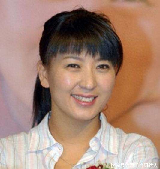 苦情老戏骨闫学晶直播发言翻车，其实一点不冤早晚的事