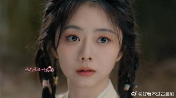 肖瑶会为妖王挡剑，也会在吃撑时召唤他，让妖王陪着消食