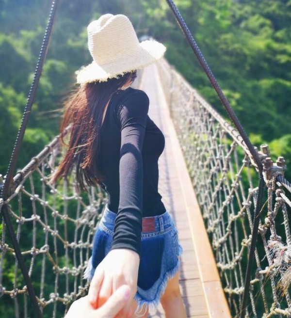 张馨予再晒牵手照是怎么回事？张馨予现任男朋友是谁长得像李晨吗（2）