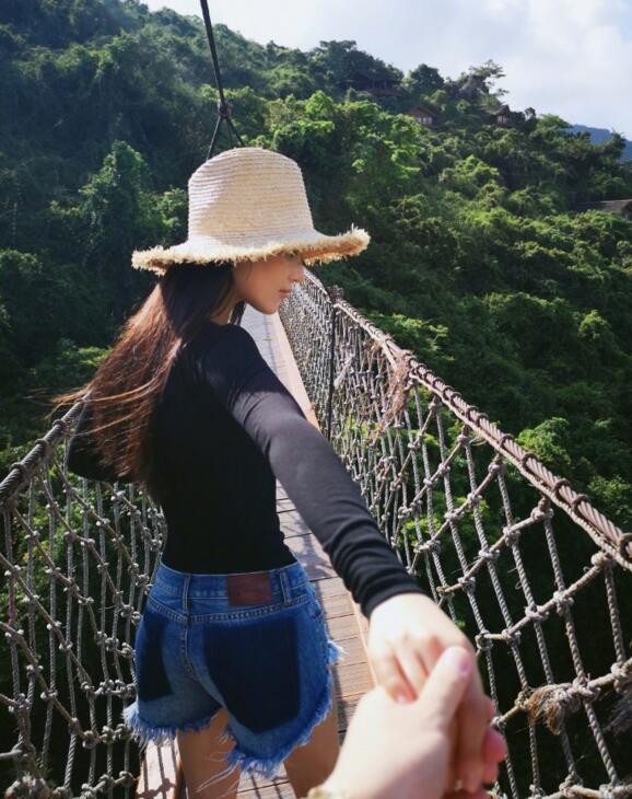 张馨予再晒牵手照是怎么回事？张馨予现任男朋友是谁长得像李晨吗（2）