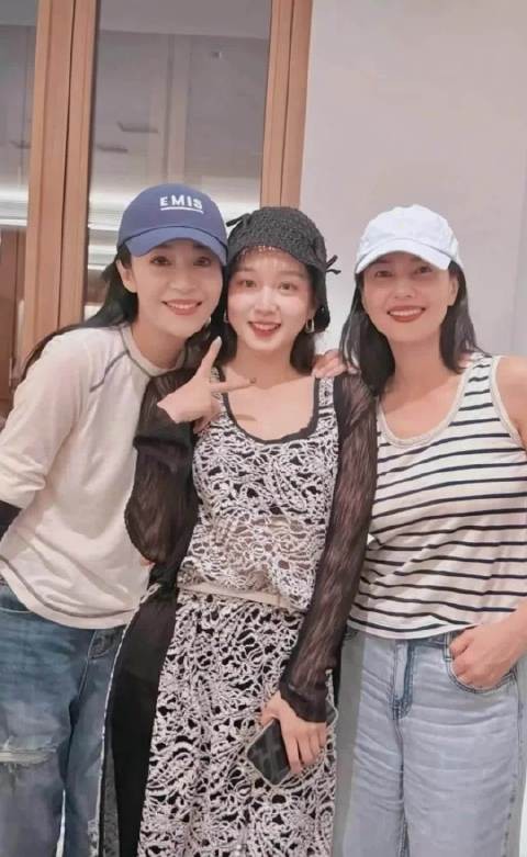 马龙妻子夏露与高圆圆合照状态惊艳