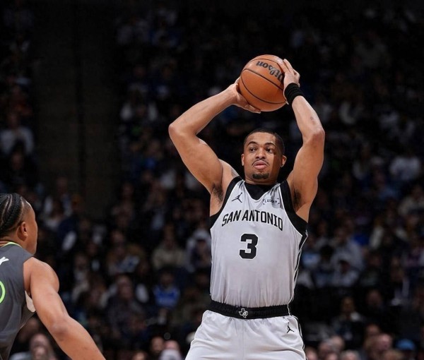 绝地大反击！爱德华兹压哨绝杀马刺，文班没有巨星气质，选秀榜眼拉胯