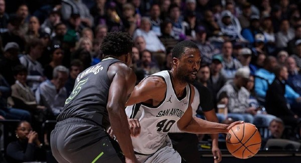 绝地大反击！爱德华兹绝杀马刺，文班没有巨星气质，选秀榜眼太糟糕