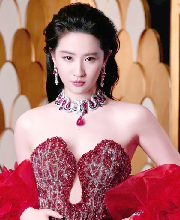 明星国籍争议：刘亦菲、李连杰、巩俐的多重视角