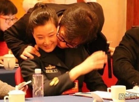 成龙抱过的女明星不计其数 揩油技术堪称一绝