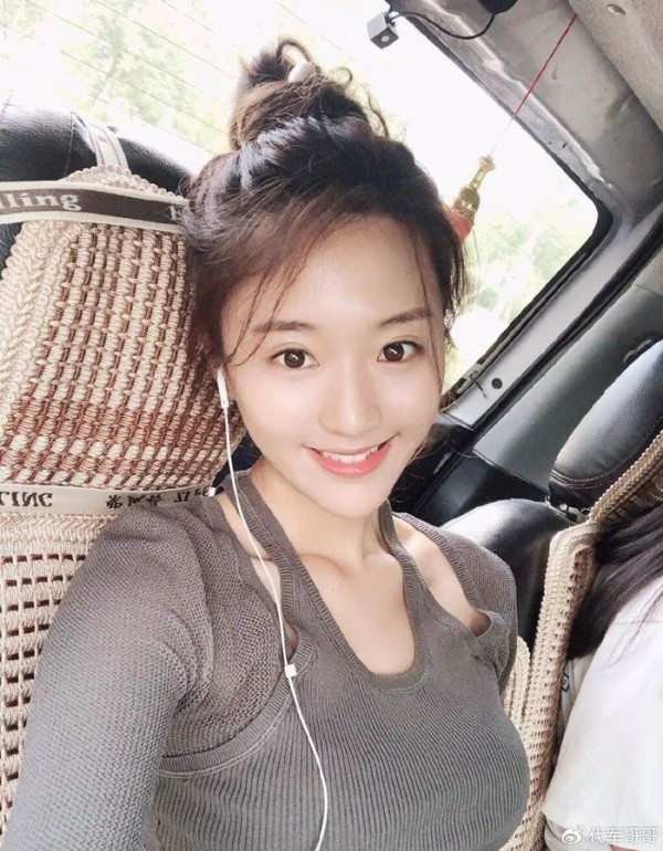 被闫学晶吐槽收入低！29岁美女儿媳徐梦迪到底是什么来头？