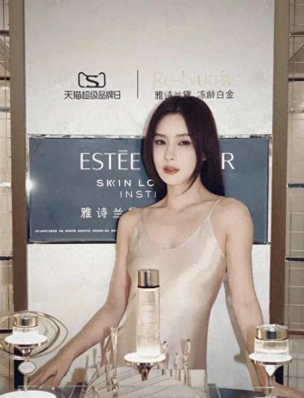 陈暖央现身雅诗兰黛活动，皮草与吊带裙的搭配，颠覆以往的传统形象