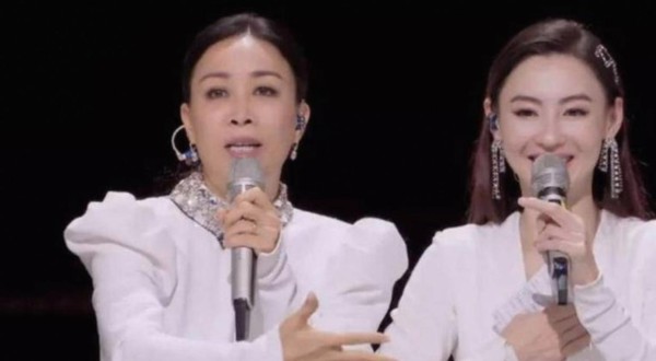 估计王菲怎么都想不到自己的两个好闺蜜那英和刘嘉玲都在节目中出现，情不自禁为张柏芝说话，展现姐妹间真挚情谊