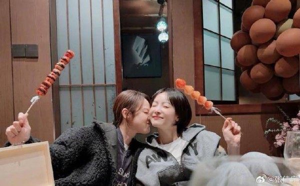 曝张佳宁宋茜新年后聚餐！互送新年礼物好甜腻，桌上一包香烟抢镜