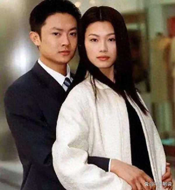 23年后的重逢照，荧幕旧友笑容背后故事