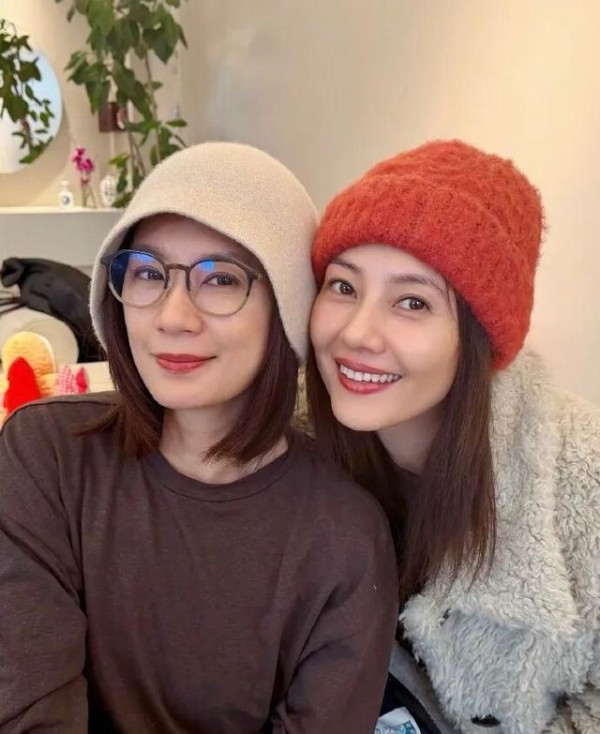 高圆圆与贾静雯北京重聚：合照引发怀旧热潮与文化思考