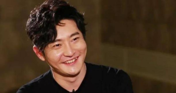 郭京飞晒20年前好友合影，20年后再次同框，与张淇竟是多年好友！