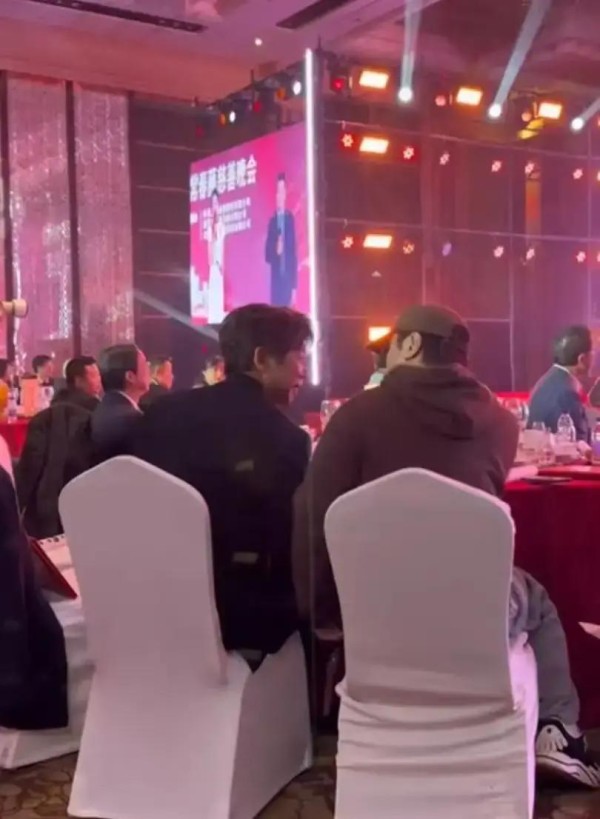 沈腾携妻亮相慈善晚会，与胡海泉热聊引关注