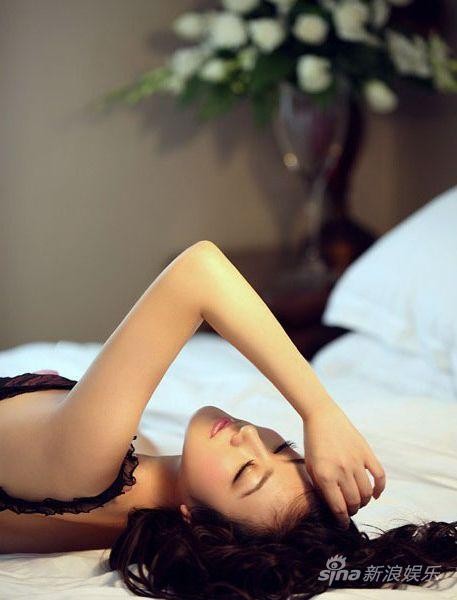 郭佳沂高价代言床品性感睡衣拍宣传照(组图)
