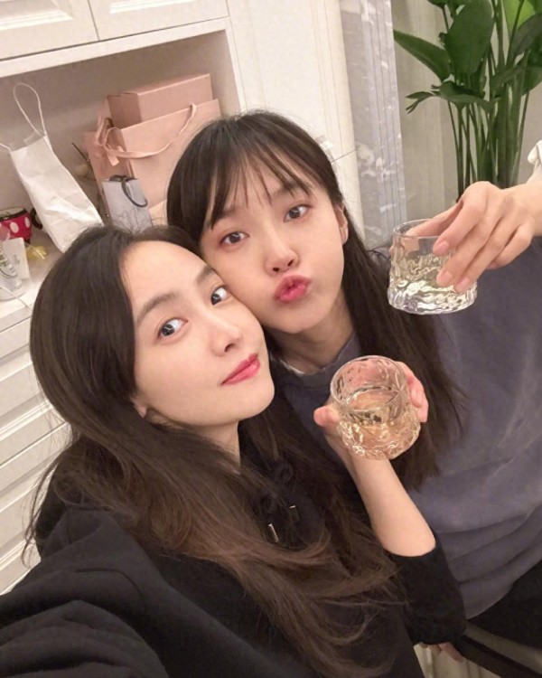 张佳宁和宋茜两闺蜜半夜相聚！一起喝酒微醺拍照，穿对方睡衣自然