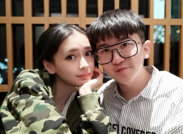 和baby贴脸合影，与杨幂一同出游，90后男星闺蜜团很强大