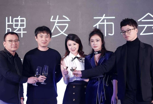 拔出萝卜带出泥!揭露王思聪与秦岚真实关系,原来黄圣依一句都没说错