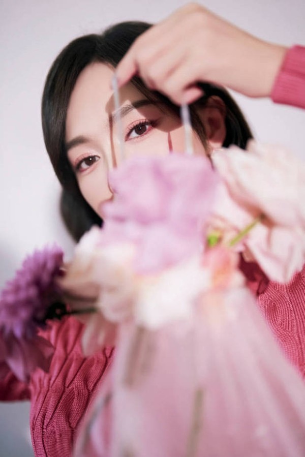 唐嫣妆容精致。