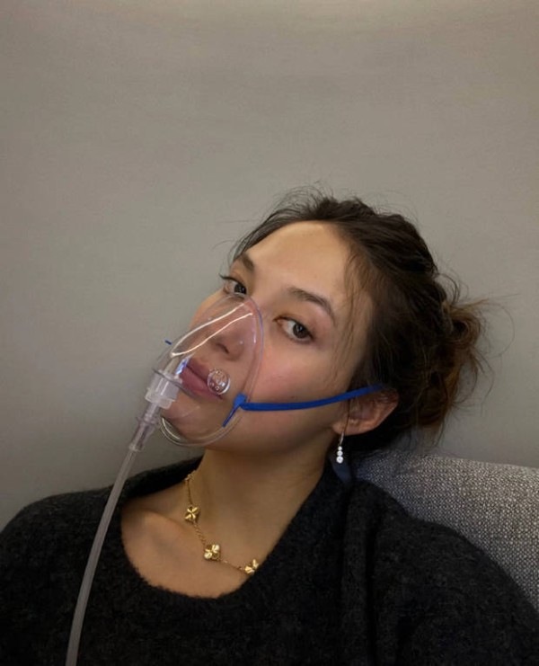 谷爱凌休息时自拍，整个人看起来有些疲惫。