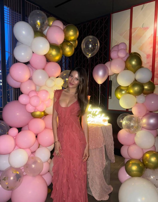 谷爱凌身材火辣，曲线迷人。