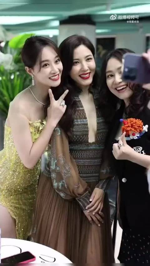 蓝盈莹把曾黎的高定礼服挂坏了,吓得不知所措